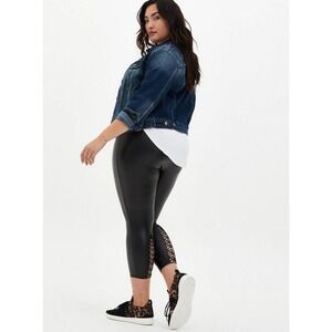 ✨2/$20 Torrid Crop Platinum Legging Coated Ponte Macrame Back Black Size 4 4X